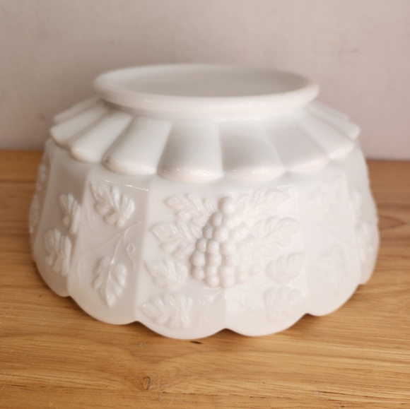 Milk Glass Bowl Harvest Grape Westmoreland Vine Indiana - Picture 6 of 9